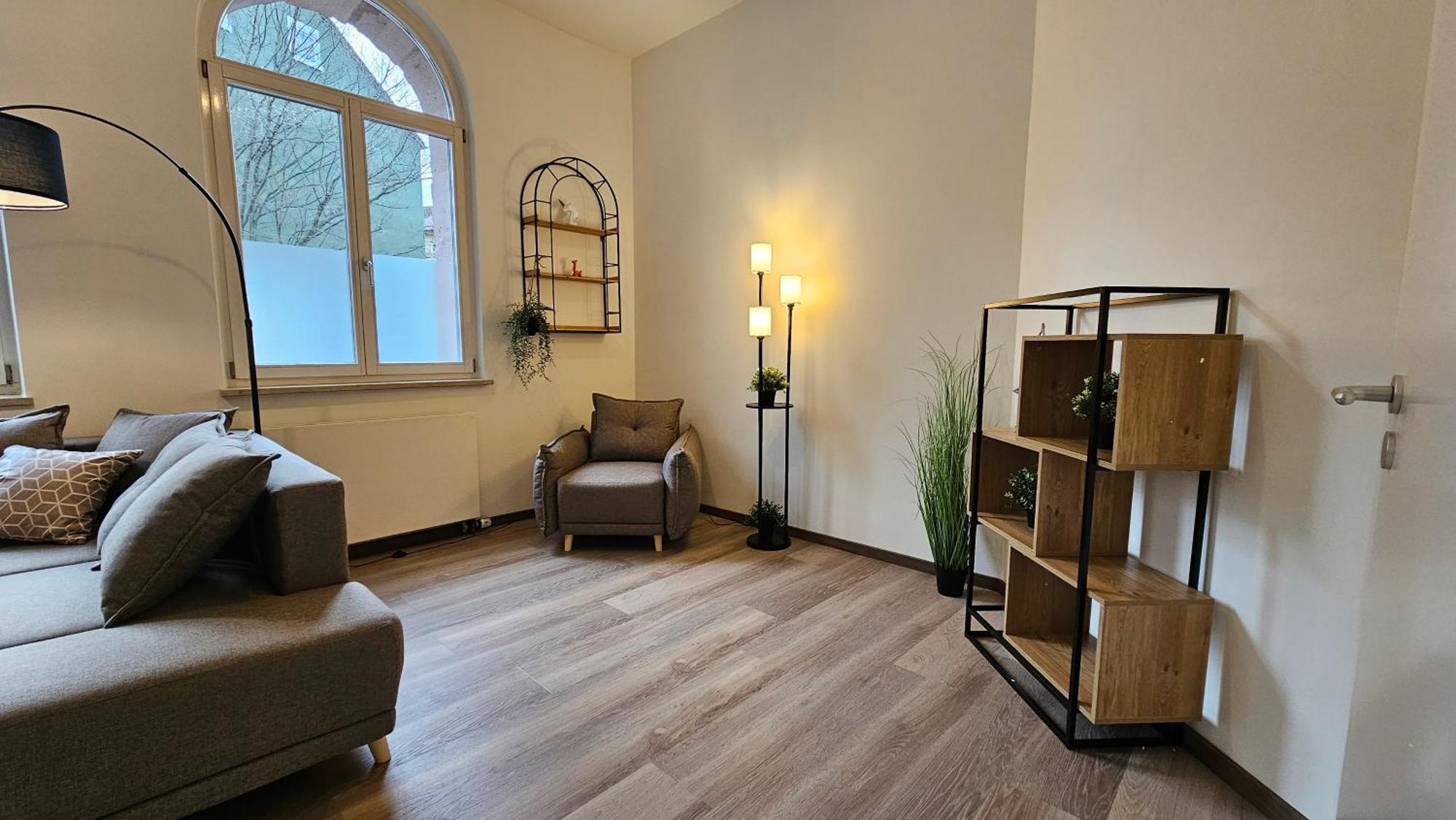 Yfb-170m2 Fuer Bis Zu 15, Modern, 1min Zu Ubahn, Ruhige Lage, Parkplaetze, Wifi, Netflix, Kindergerecht Apartment Nürnberg